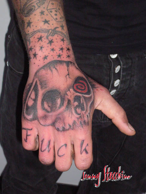 Jenny_Stecchino_Teschio_mano